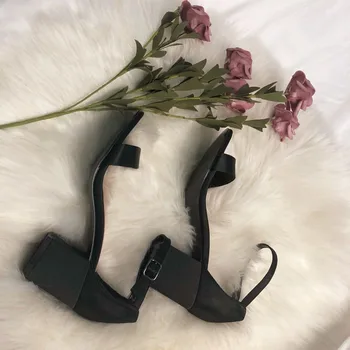 2020. aasta uus pop mugav paksud kontsaga naiste kingad ring varba üks bänd lihtne, elegantne rihm naiste sandaal silk keskmise kanna tüdruk kinga