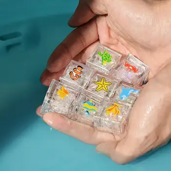 8PCS LED jääkuubikud Hõõguv Pool Palli Lapsed Suplusvee Helendav jääkuubikud Kuju Armas Loomade Prindi Värvikas Flash Valgus Mänguasjad