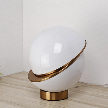 Põhjamaade postmodernistlik minimalistlik loov isiksus, magamistoas voodi kõrval laua lamp teenetemärgi metalmisaligned ring lambid